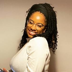 Meet your Posher, Alexis